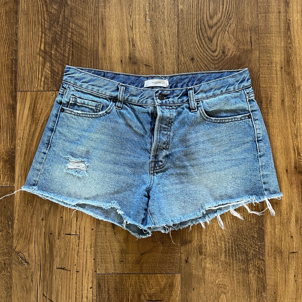 Hidden mid-rise shorts